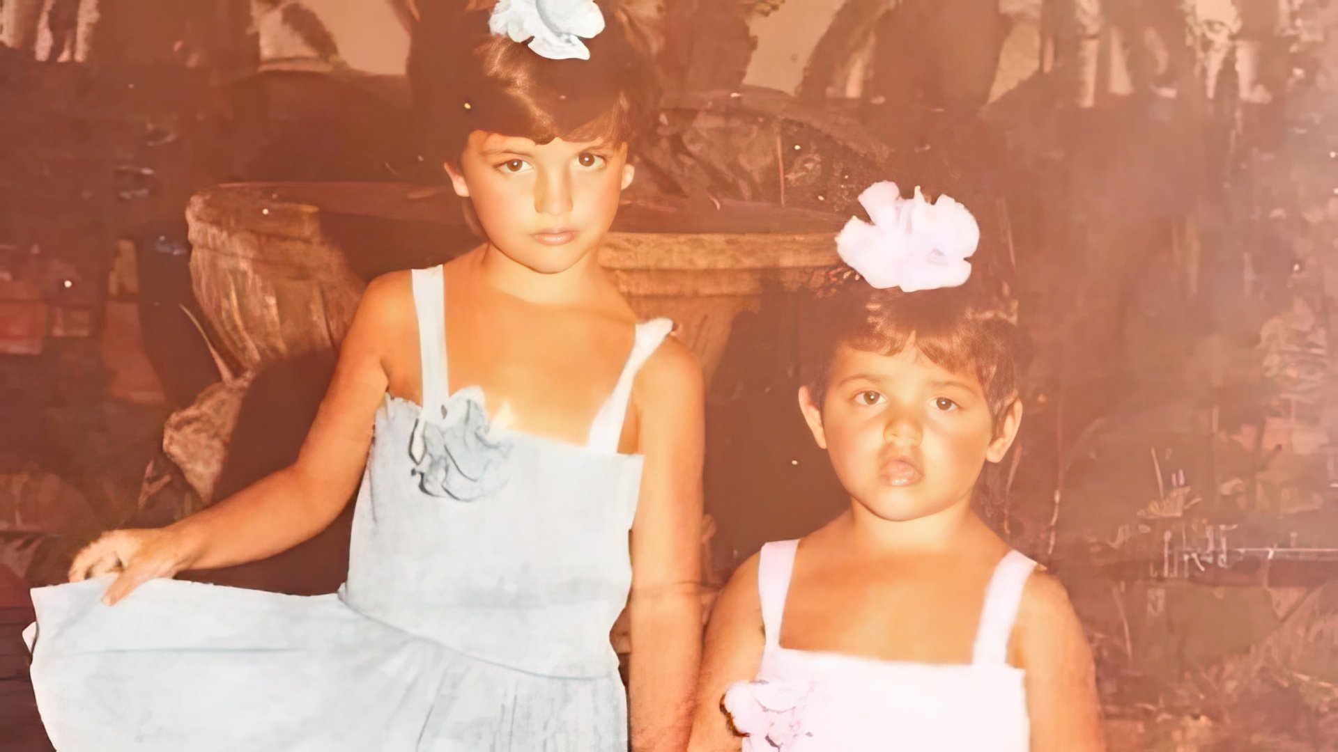 Penélope Cruz in childhood with her sister