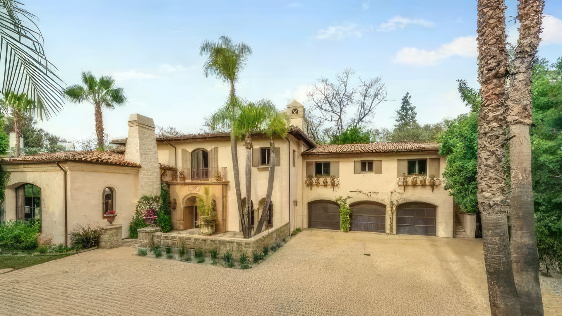 The house where Miley Cyrus spent her childhood (the family rented it after the success of "Hannah Montana")