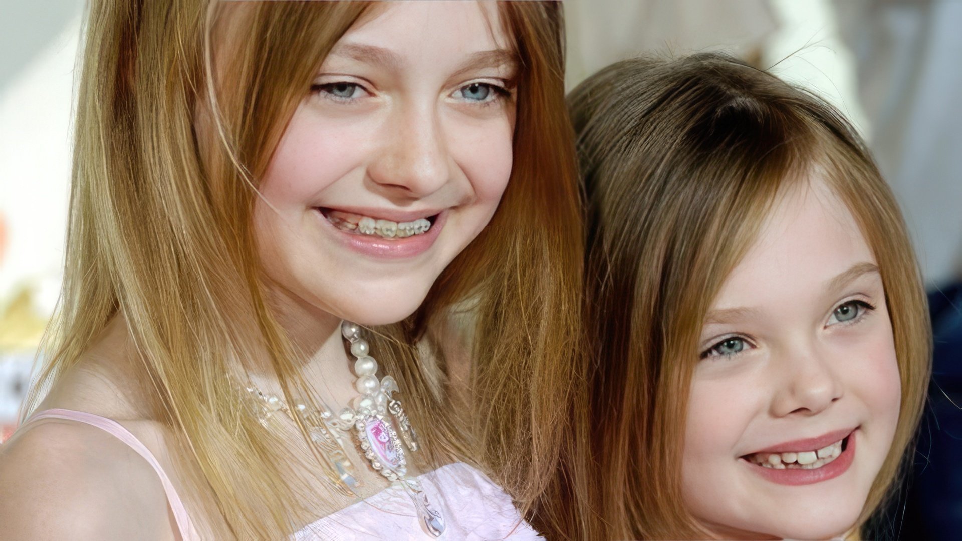 Elle and Dakota Fanning as children