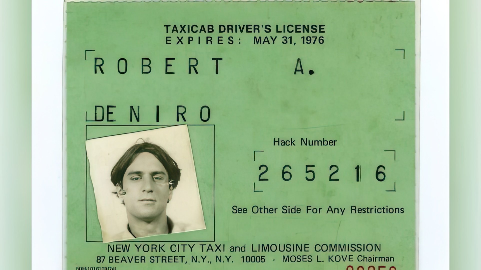 For the role, De Niro got a real taxi driver's license and worked as a taxi driver for several days