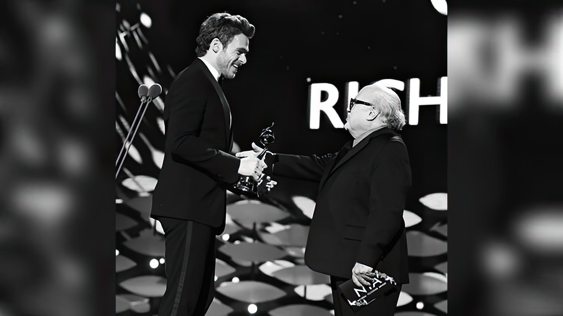 Richard Madden receiving the Golden Globe statuette