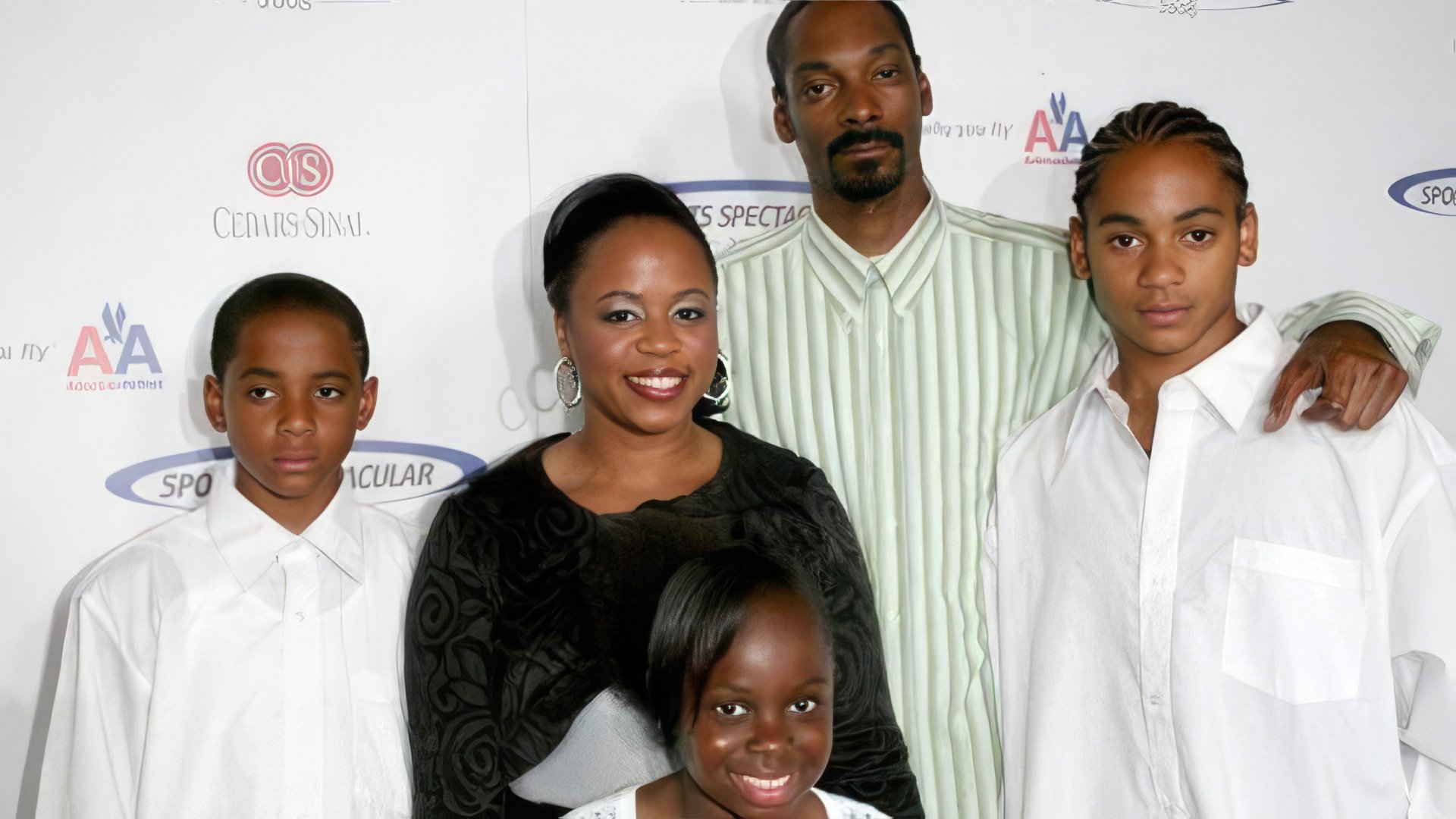 Snoop Dogg with his wife and children