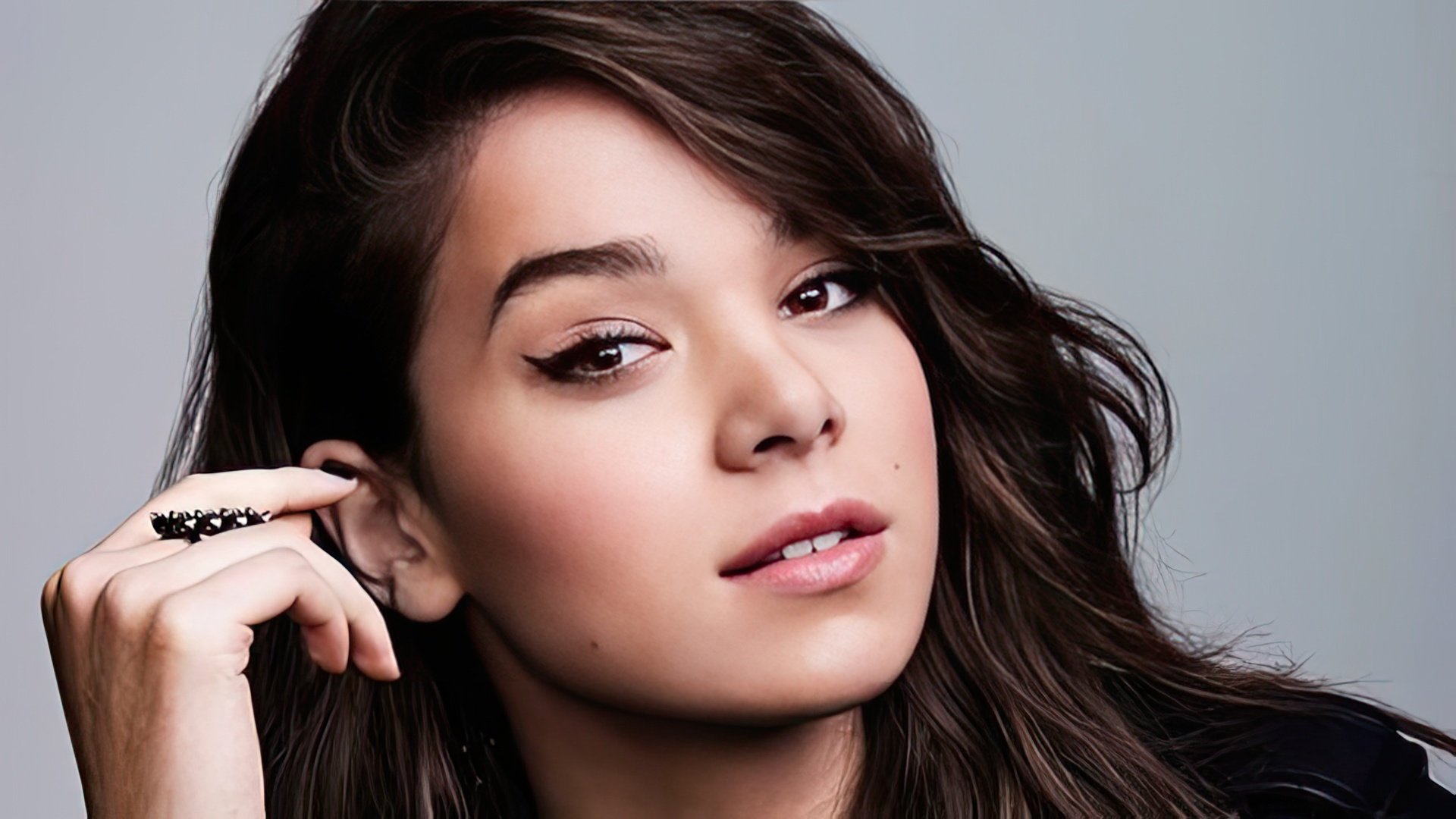 In the photo: Hailee Steinfeld