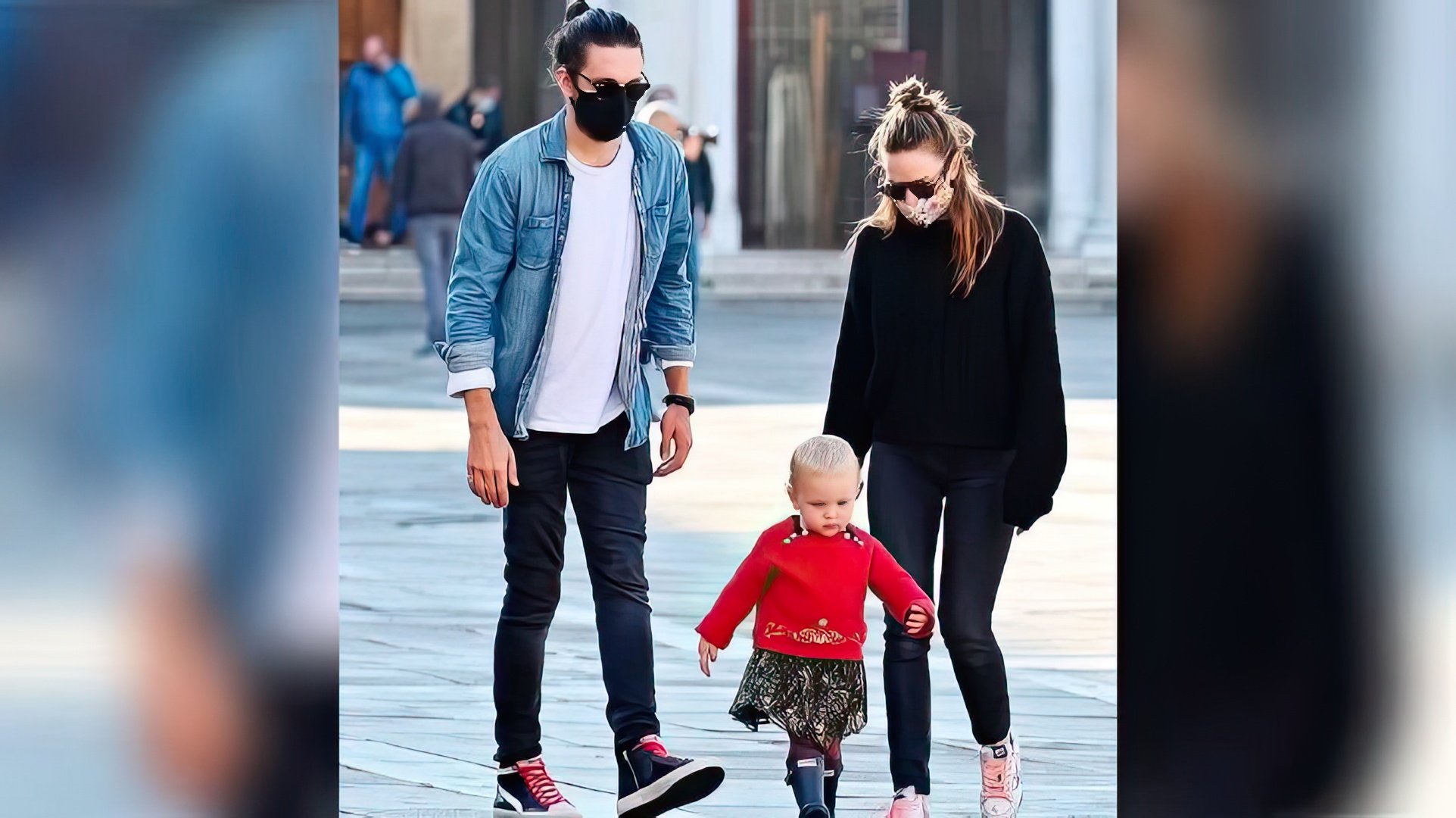 Rebecca Ferguson with her husband and daughter (2020)