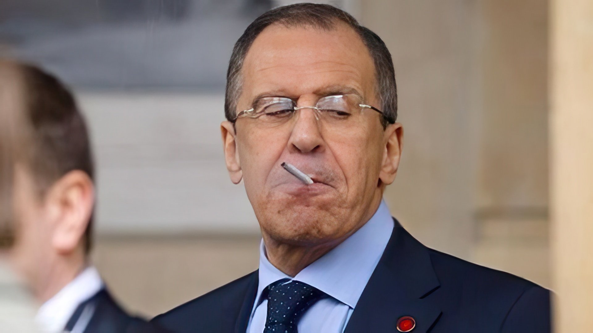 Sergey Lavrov is a chain smoker