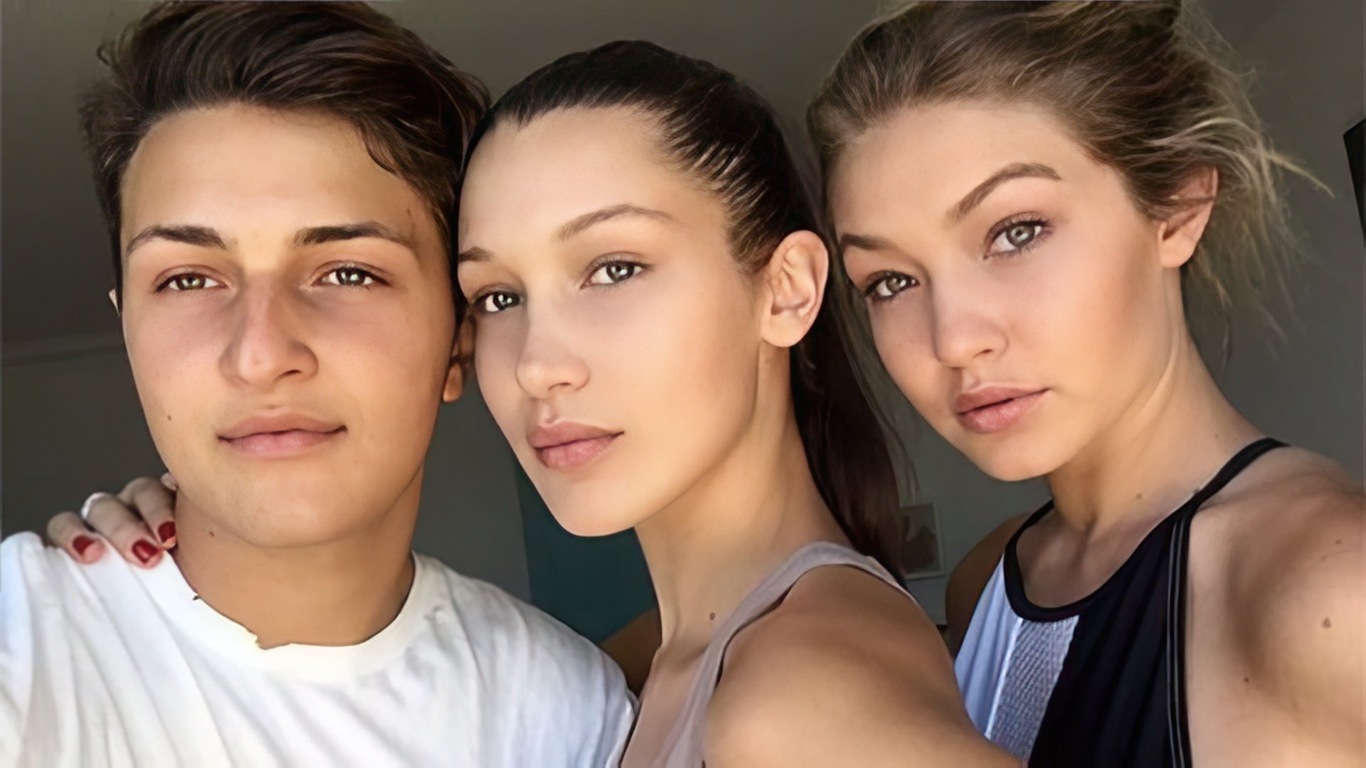 Bella Hadid with her sister and brother
