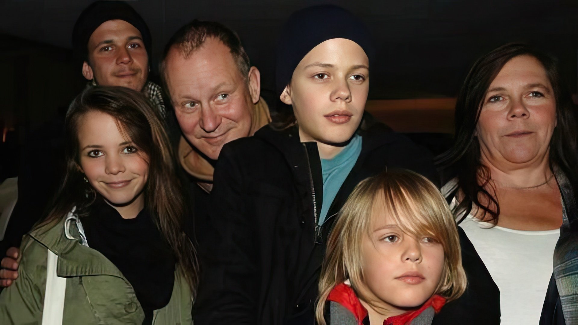 Bill Skarsgård (third from the right) with his family at the premiere of 