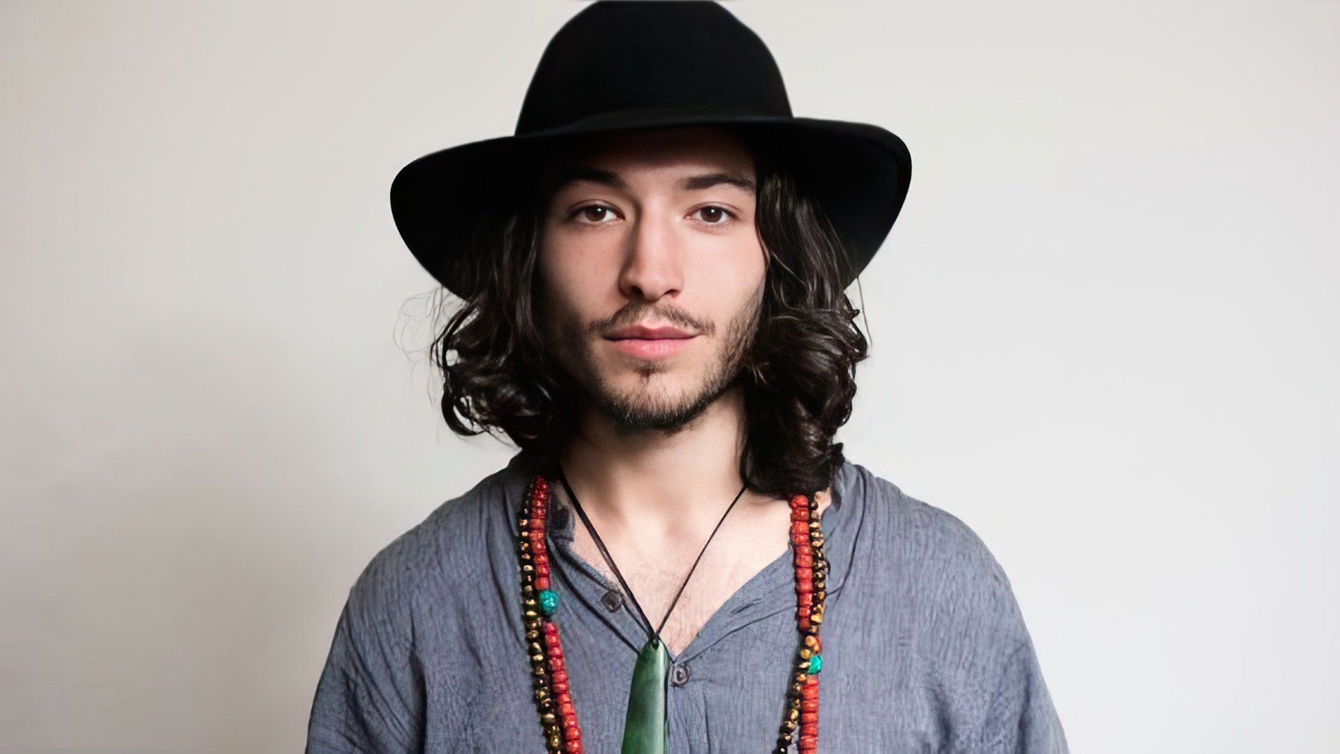 Ezra Miller – Credence Barebone and Flash