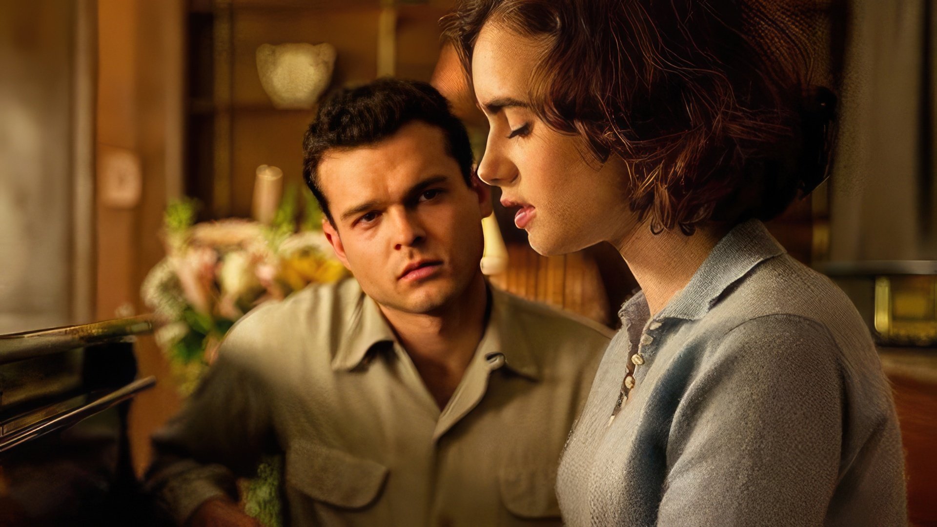 Alden Ehrenreich and Lily Collins in «Rules Don’t Apply»