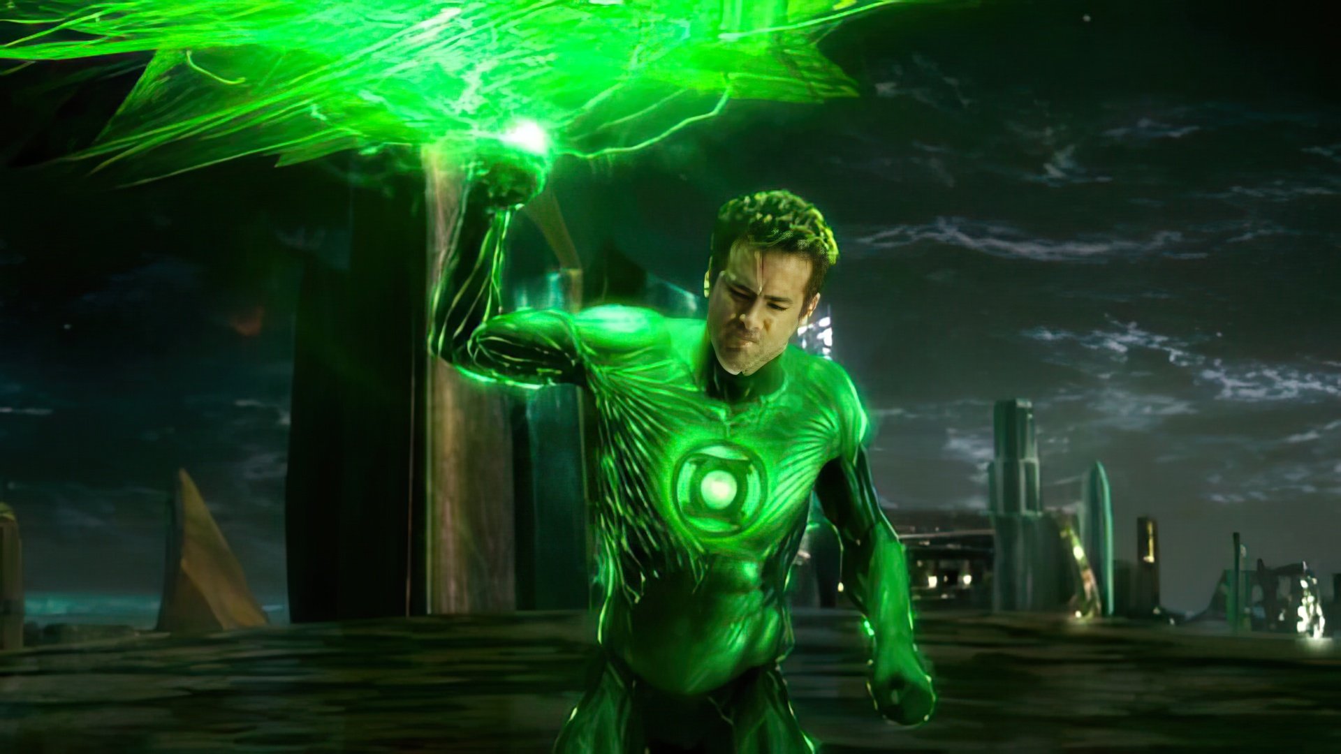 Green Lantern. Reynolds hardly managed to cope with his role of a superhero