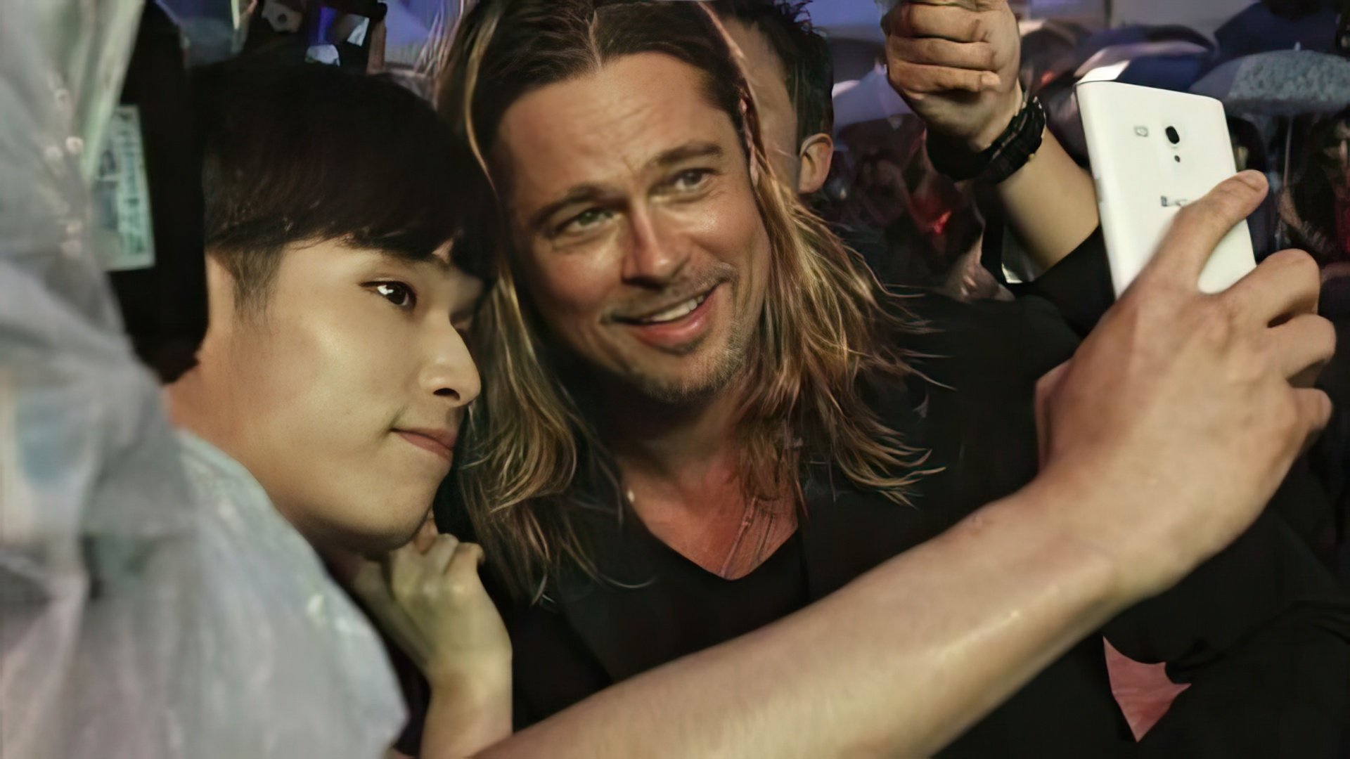 Long-haired Brad Pitt with his fans