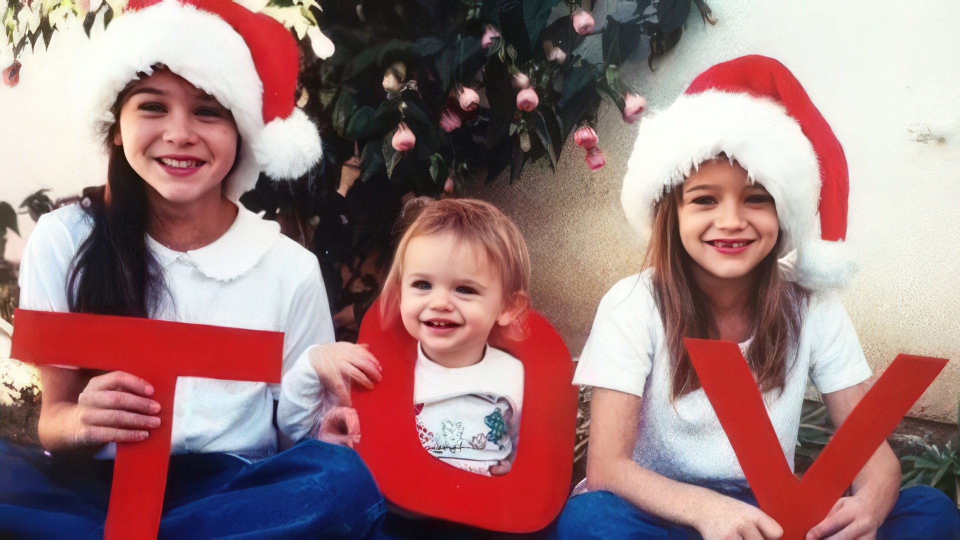 Young Joey King with sisters (in the middle)
