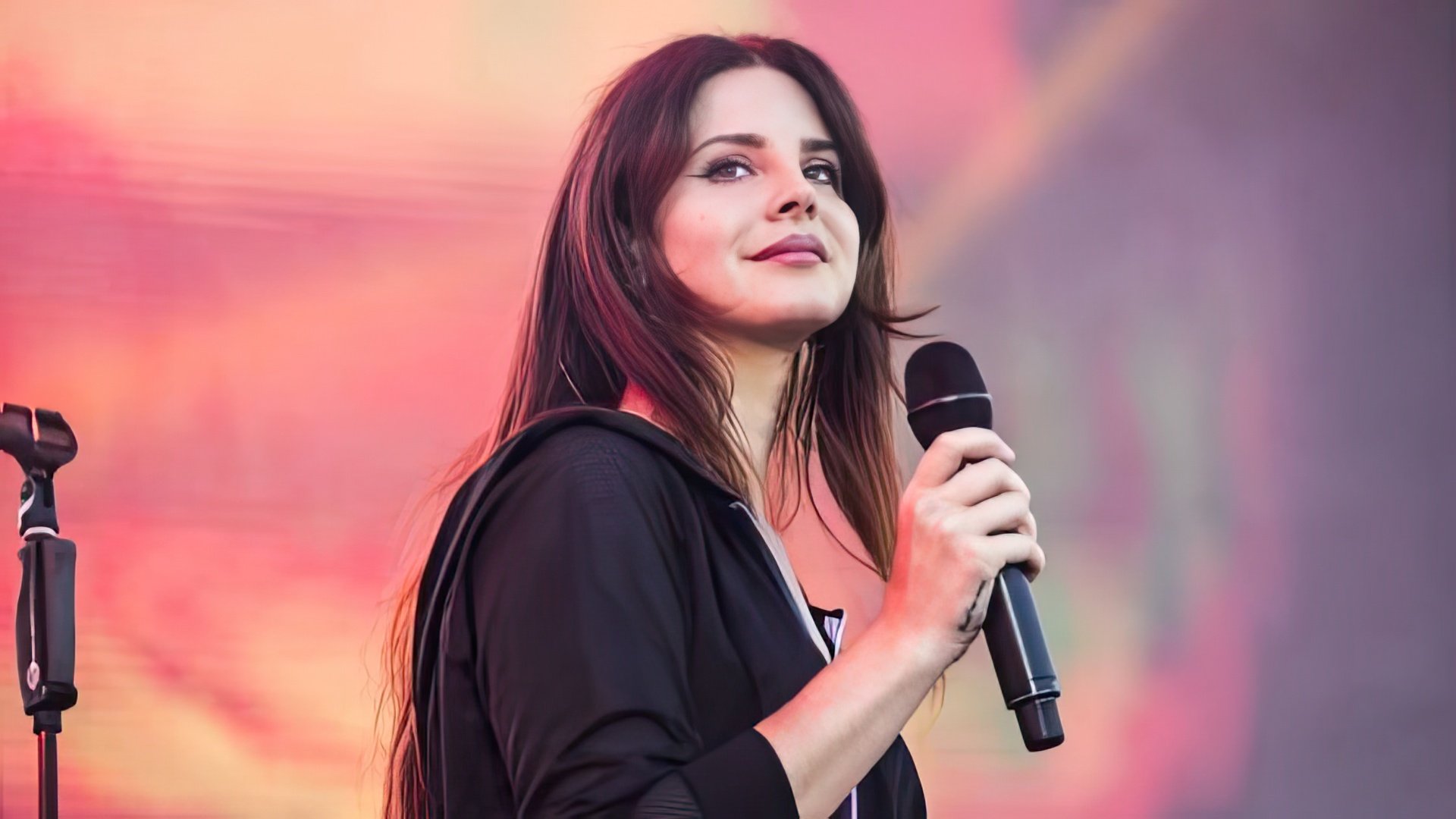 In 2018, Lana organized the world tour in support of her new album