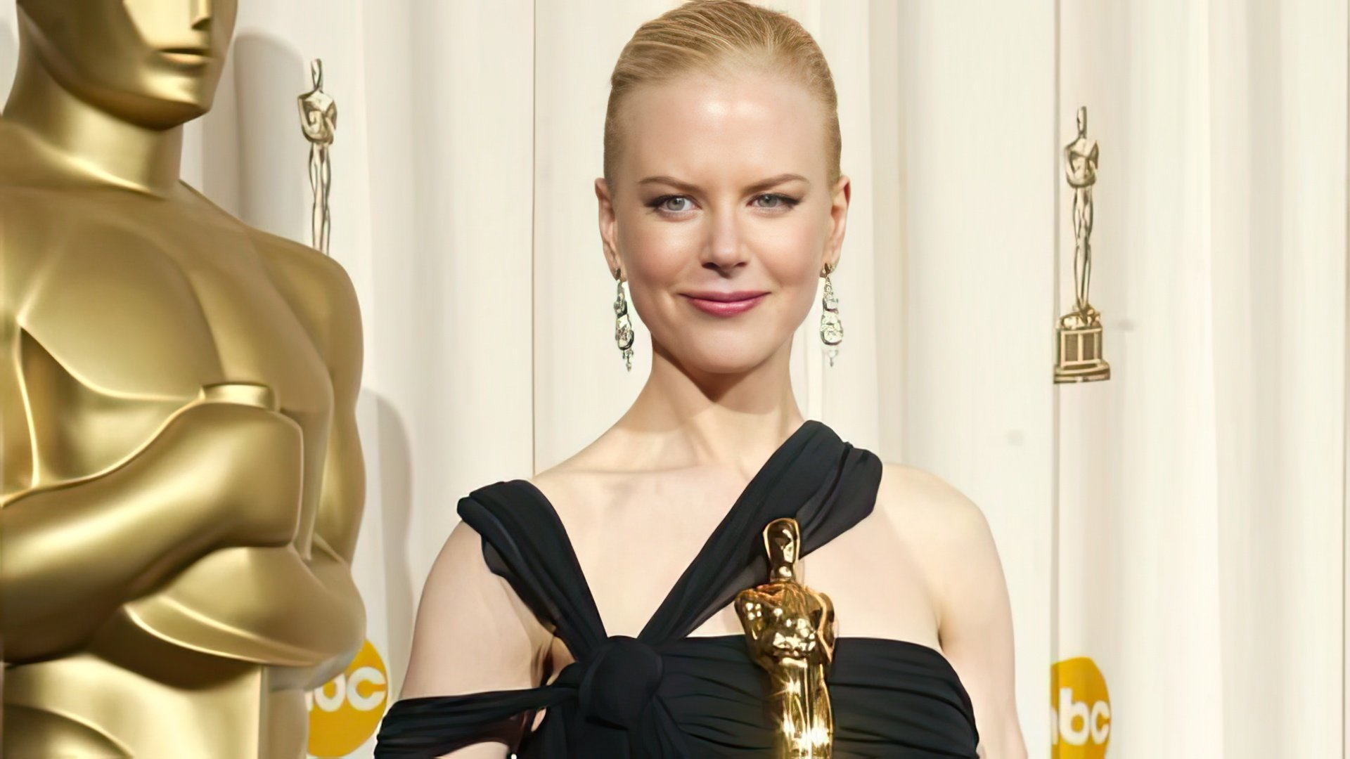 Nicole Kidman with her “Oscar” for the Best Actress in 2002