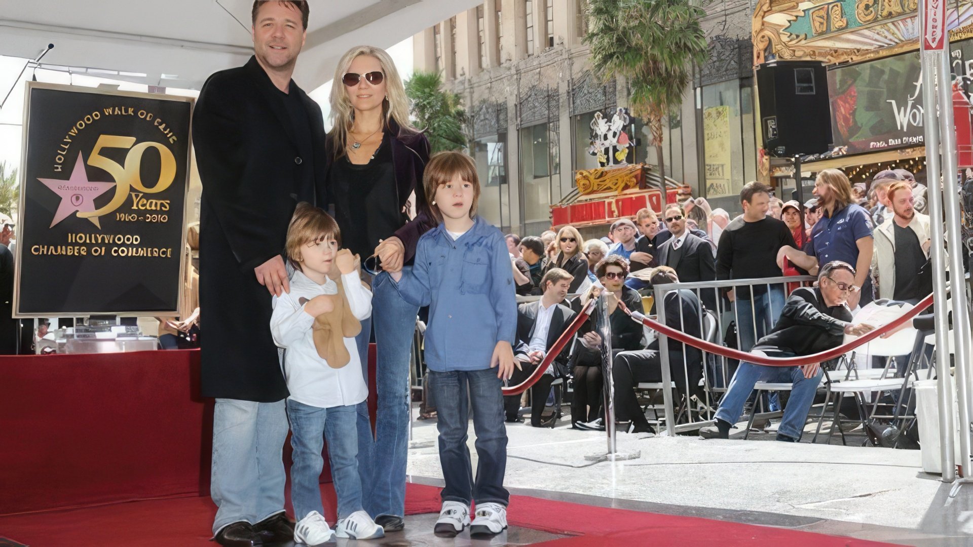Russel Crowe with his wife Daniel Spencer and their children