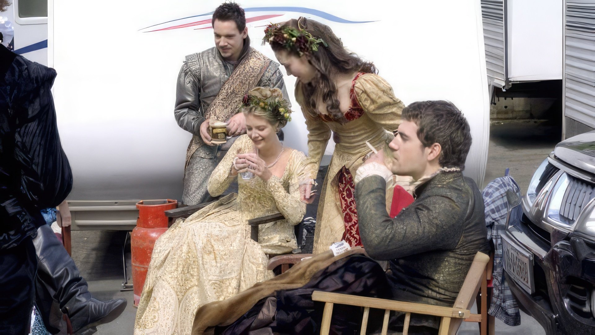“The Tudors”: Henry Cavill takes a break in-between the takes