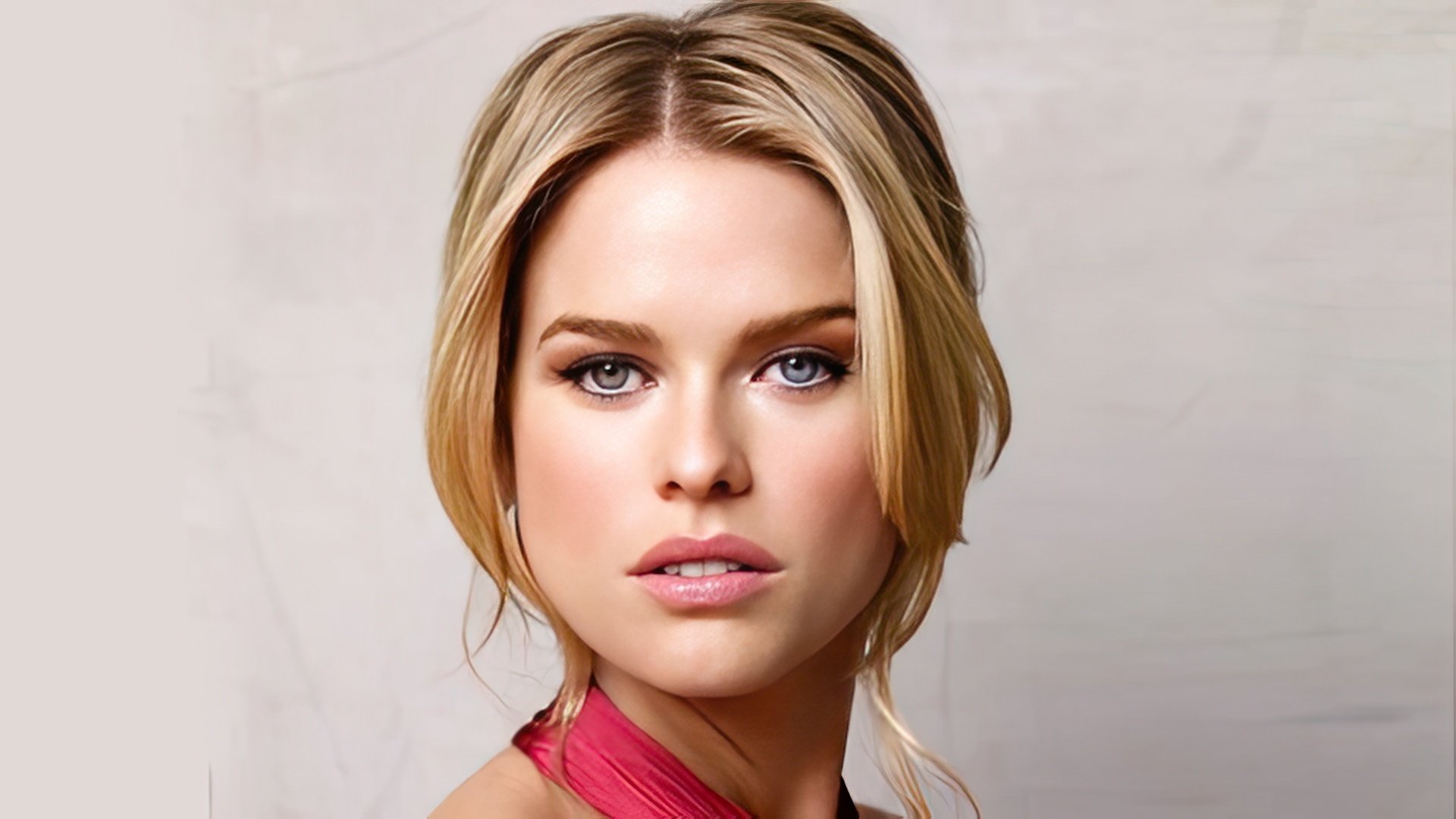 Alice Eve has heterochromia