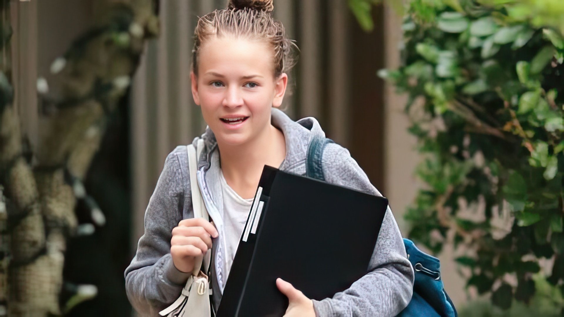 Britt Robertson without make-up