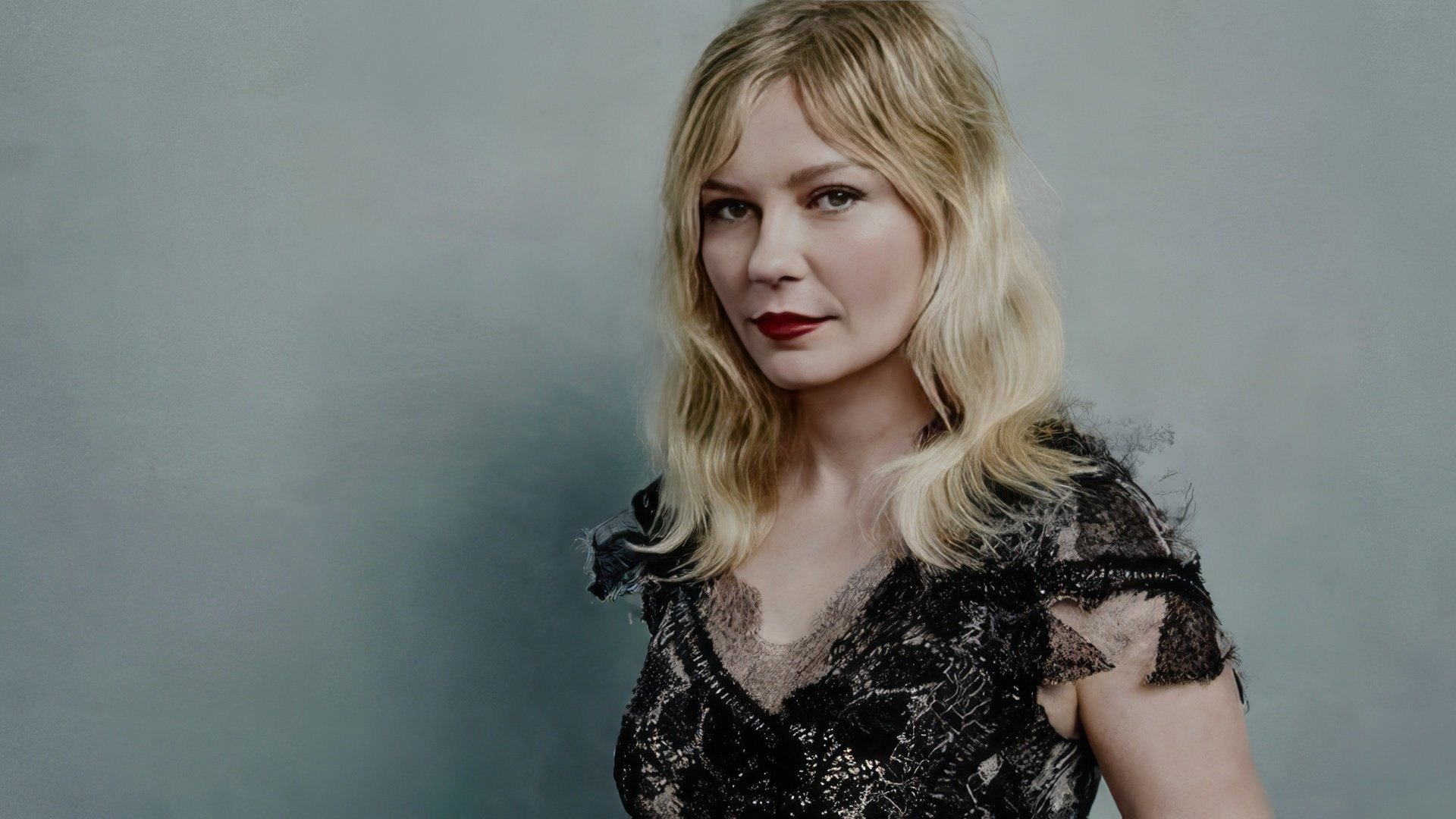 In the photo: Kirsten Dunst