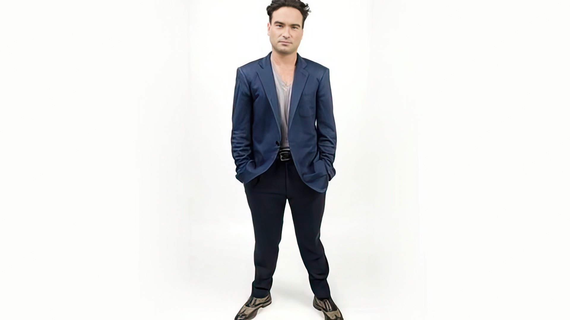 Johnny Galecki's height is 5'5'