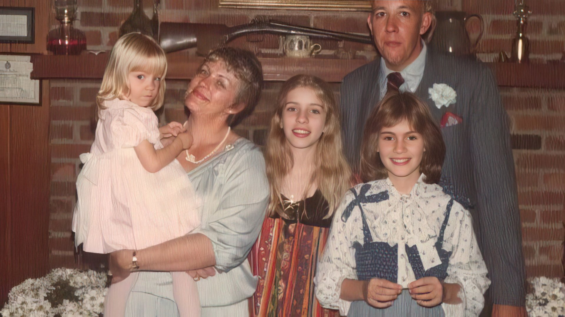 Julia Roberts (on the right) with her mom, stepfather and sisters