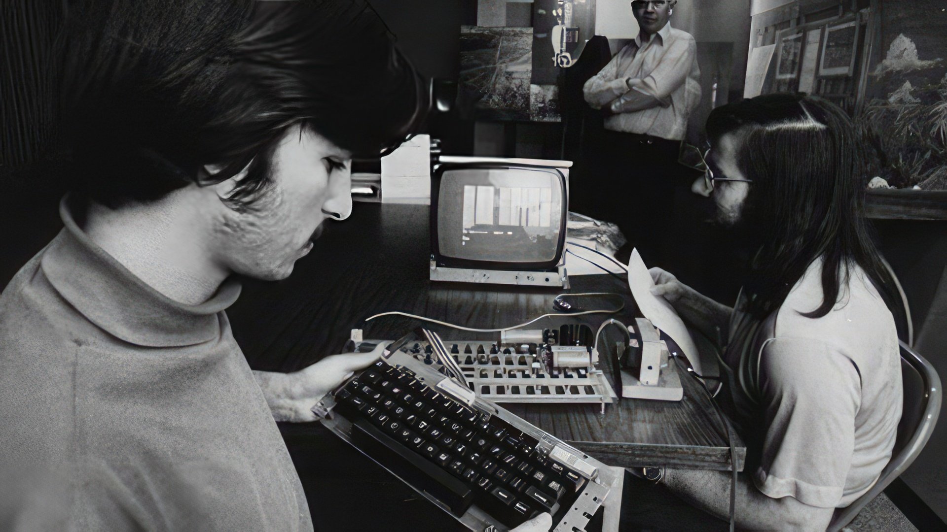 Computer jobs. Стив Джобс и Стив Возняк 1976. Стив Джобс и Стив Возняк Apple 1. Стивен Джобс и Стивен Возняк. Стив Джобс 1976 Apple 1.