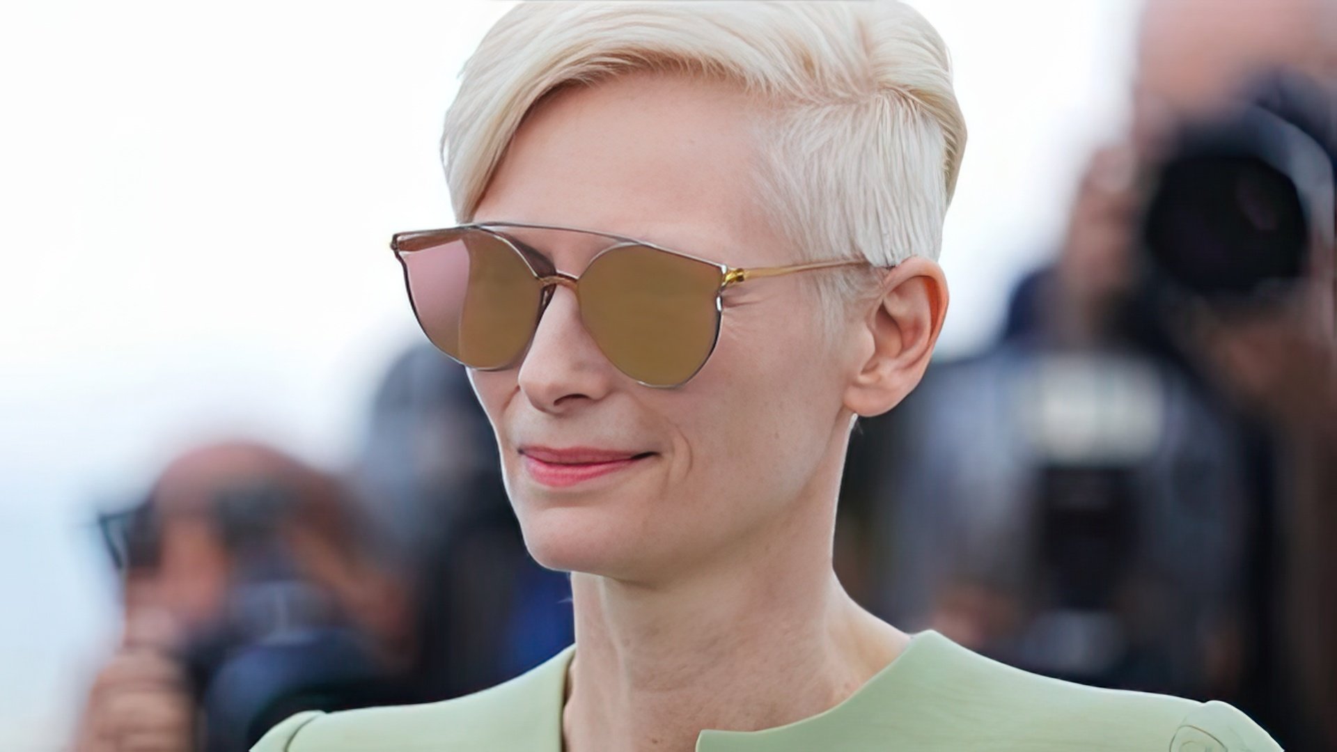 Tilda Swinton loves large sunglasses