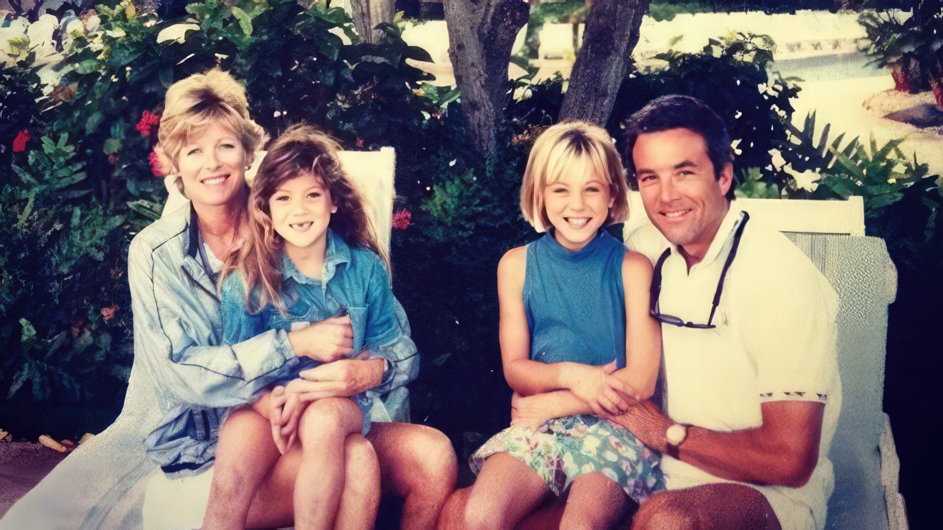 Kaley Cuoco with her parents and younger sister