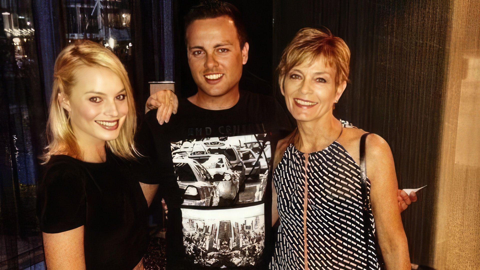 Margot Robbie with her mother and brother Lachlan