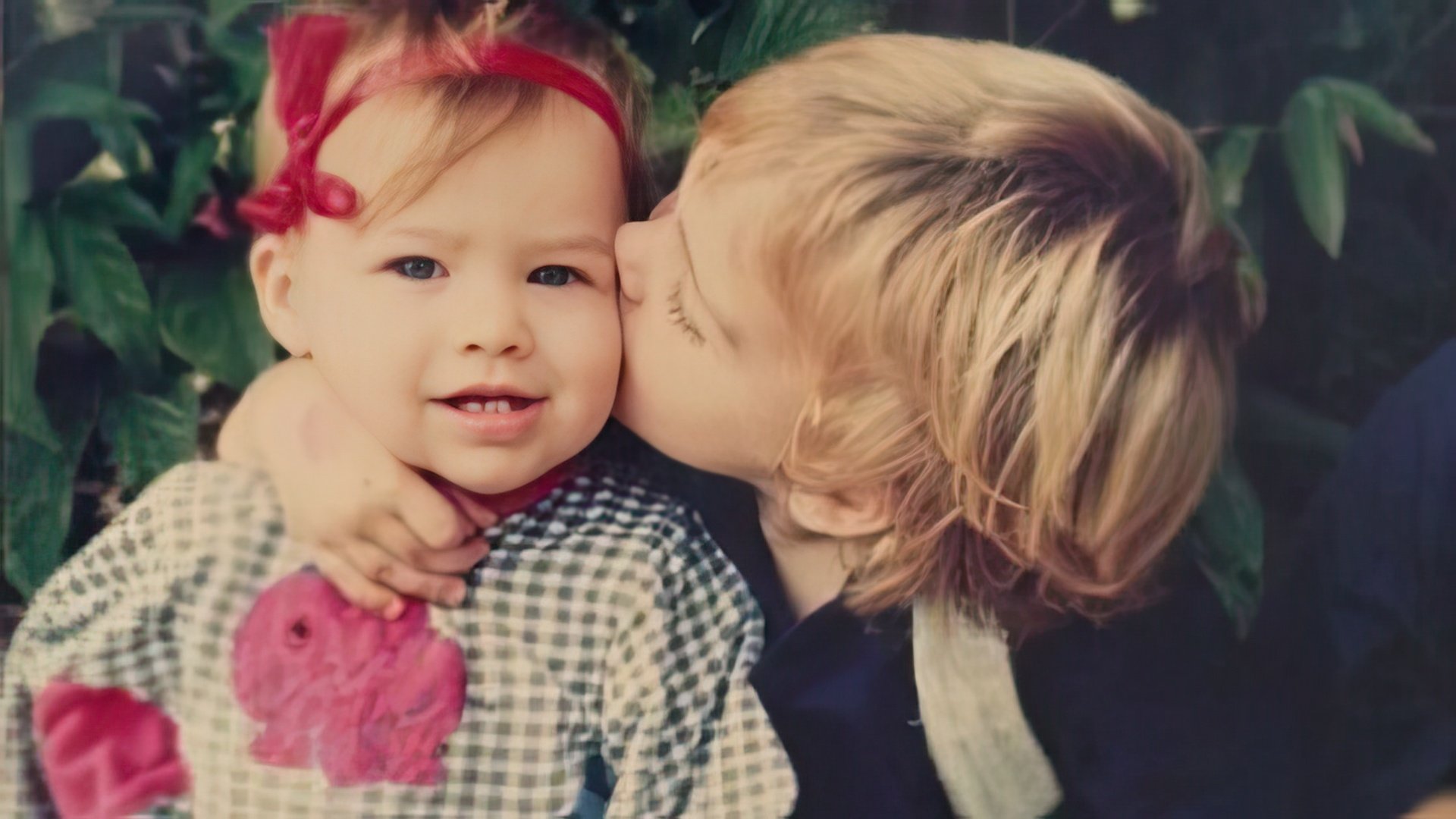 Baby photo of Margot Robbie: the future actress gets a kiss from her older brother