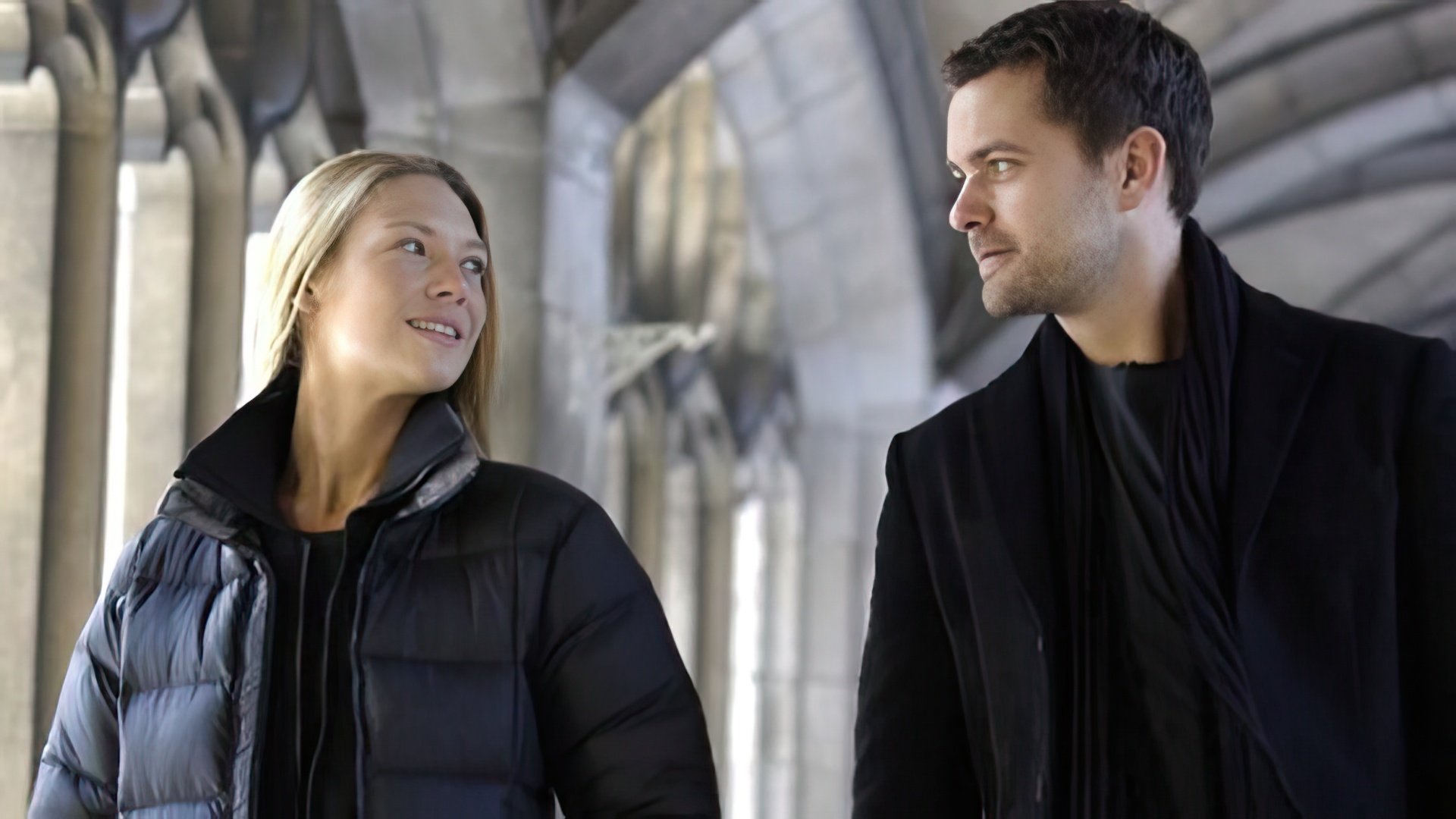 Anna Torv and Joshua Jackson in the TV series Fringe