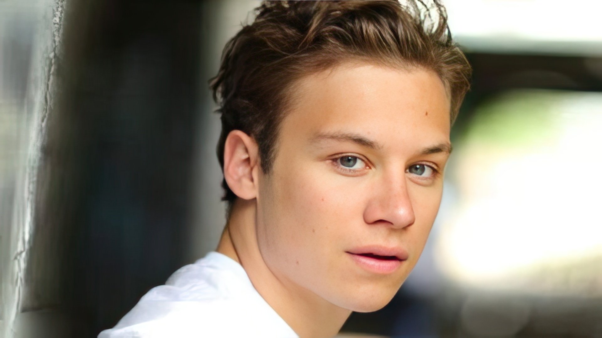 Finn Cole biography, girlfriend, age, net worth, brothers, parents