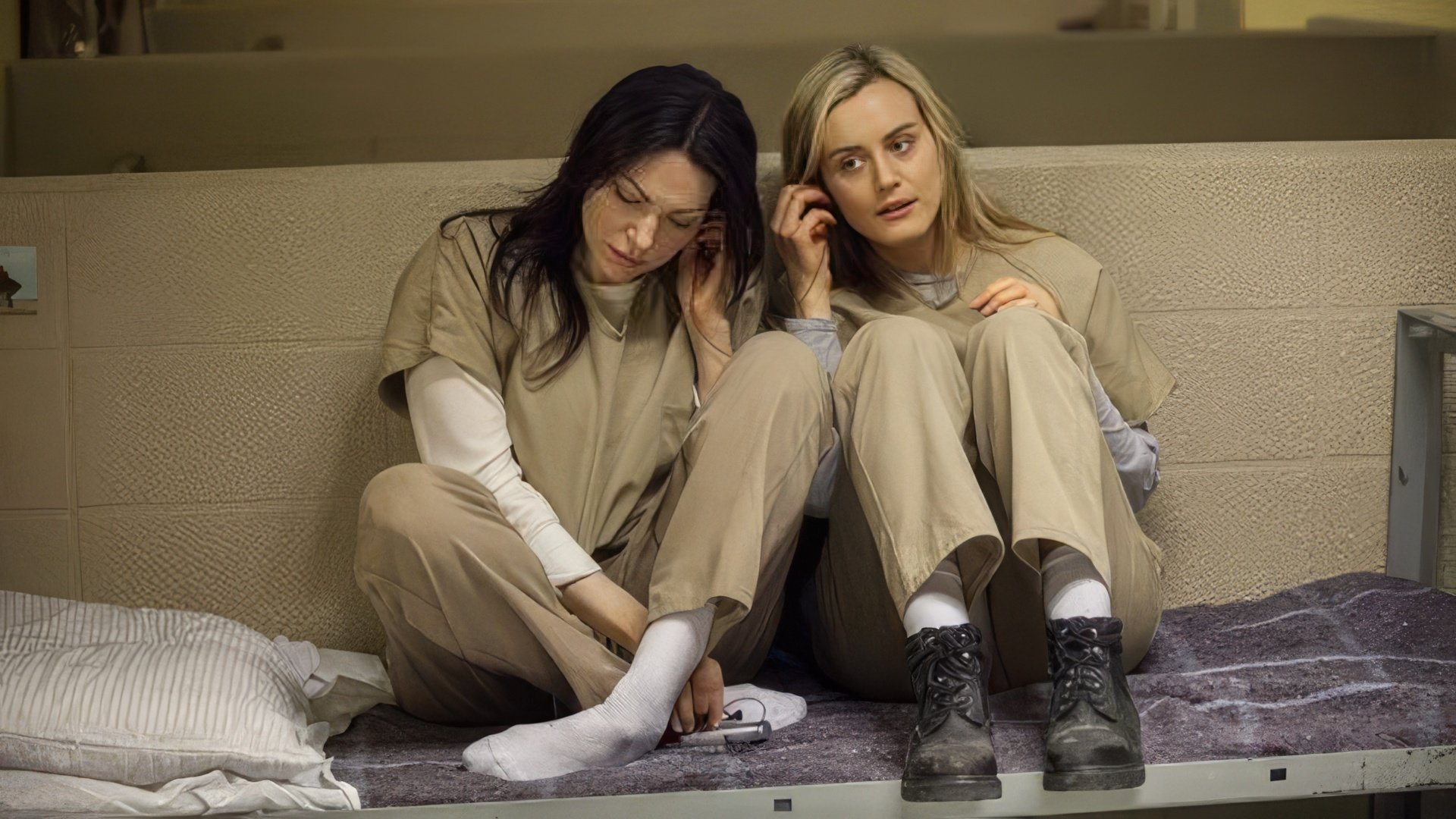 Taylor Schilling and Laura Prepon in 'Orange Is the New Black'