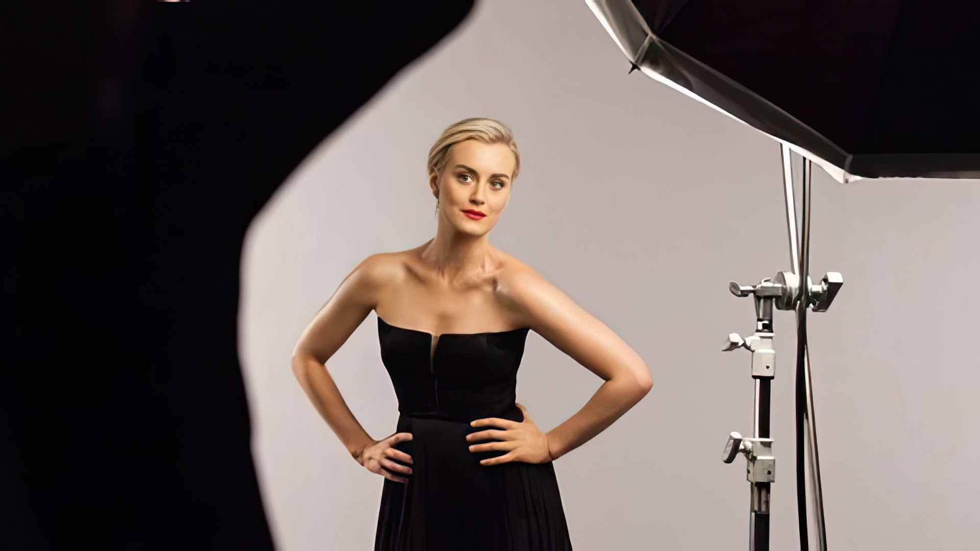 Taylor Schilling's height is 173 cm