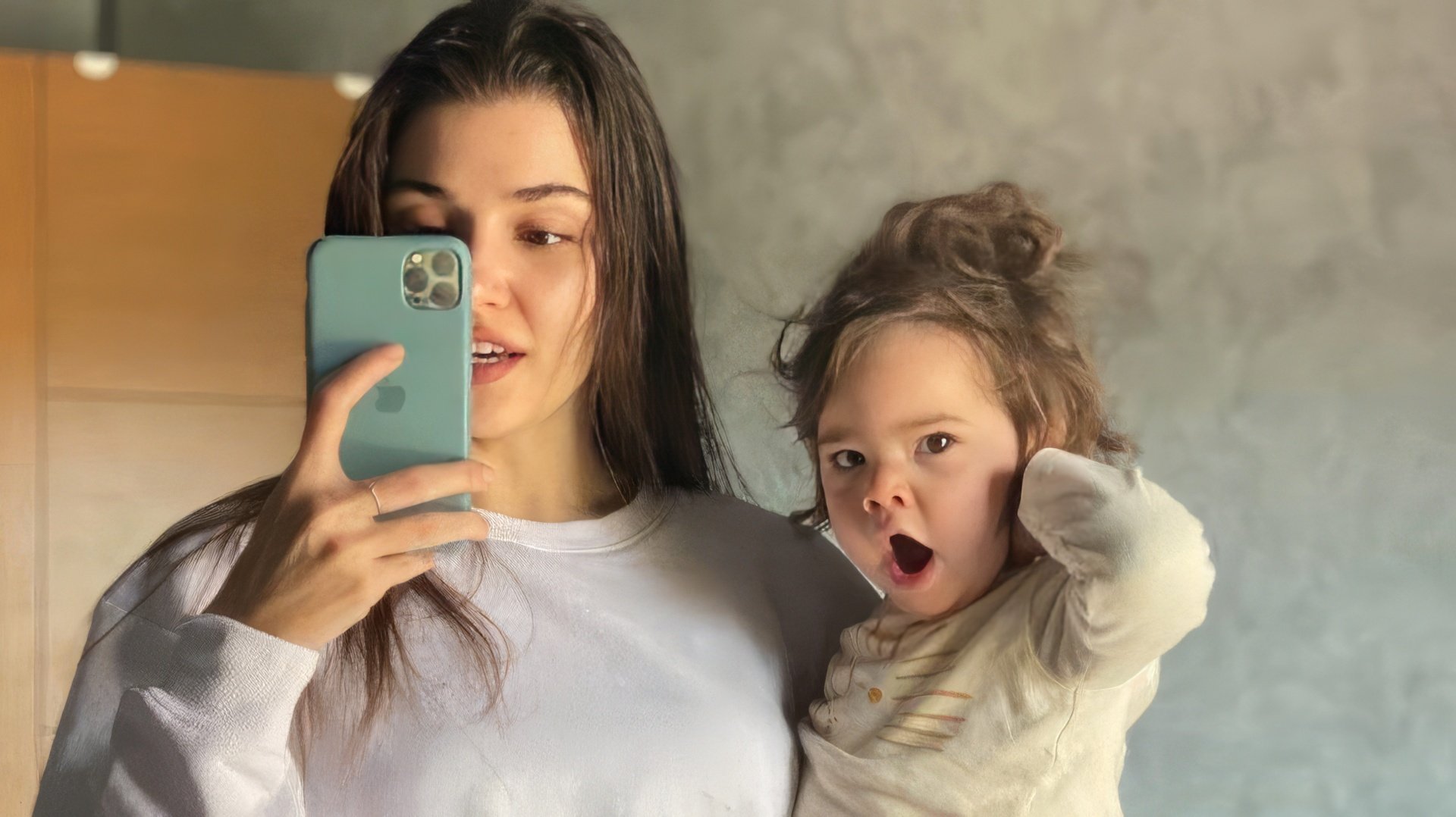 Hande Erçel with her niece