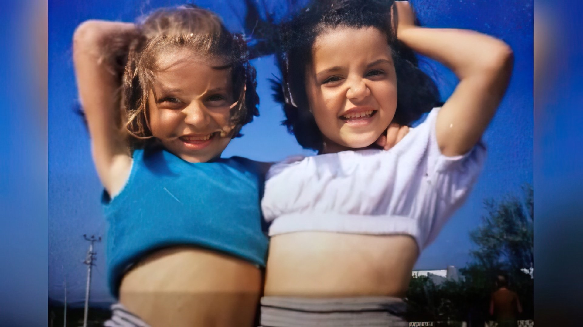 Hande Erçel with her sister in childhood (right)