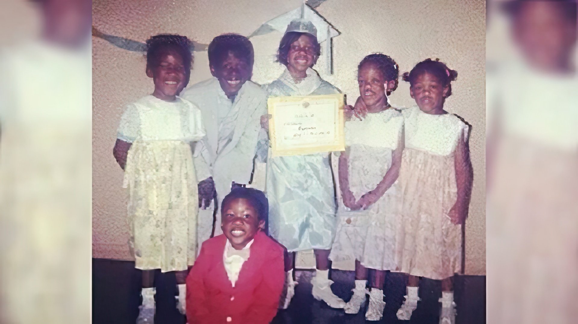Yahya Abdul-Mateen II with his brothers and sisters in the childhood