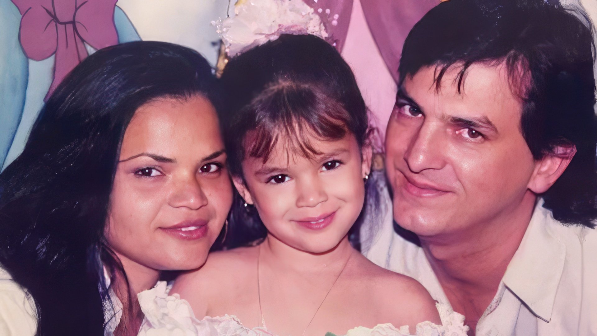 Bruna Marquezine with parents