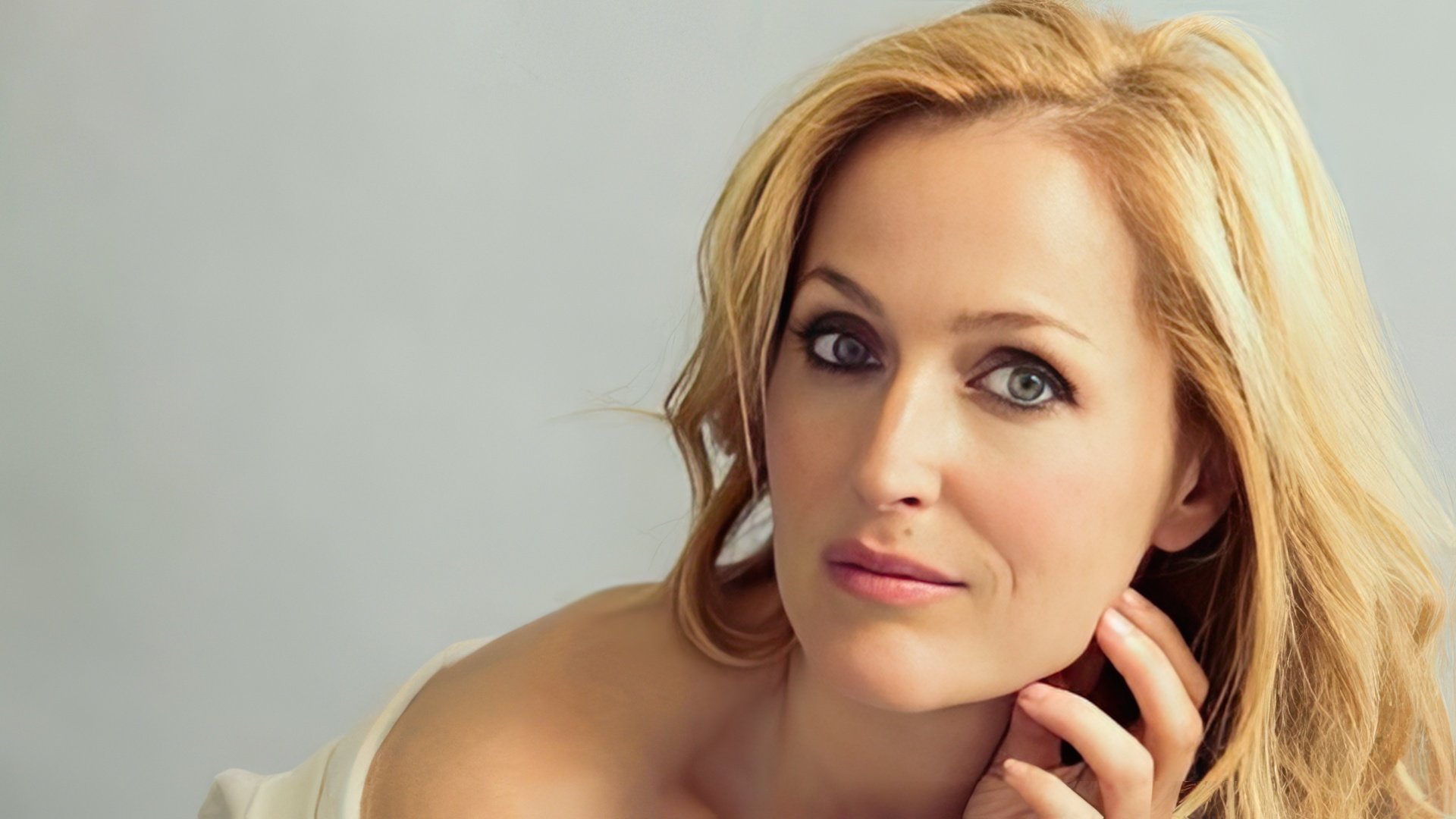 Gillian Anderson dyed her hair blonde