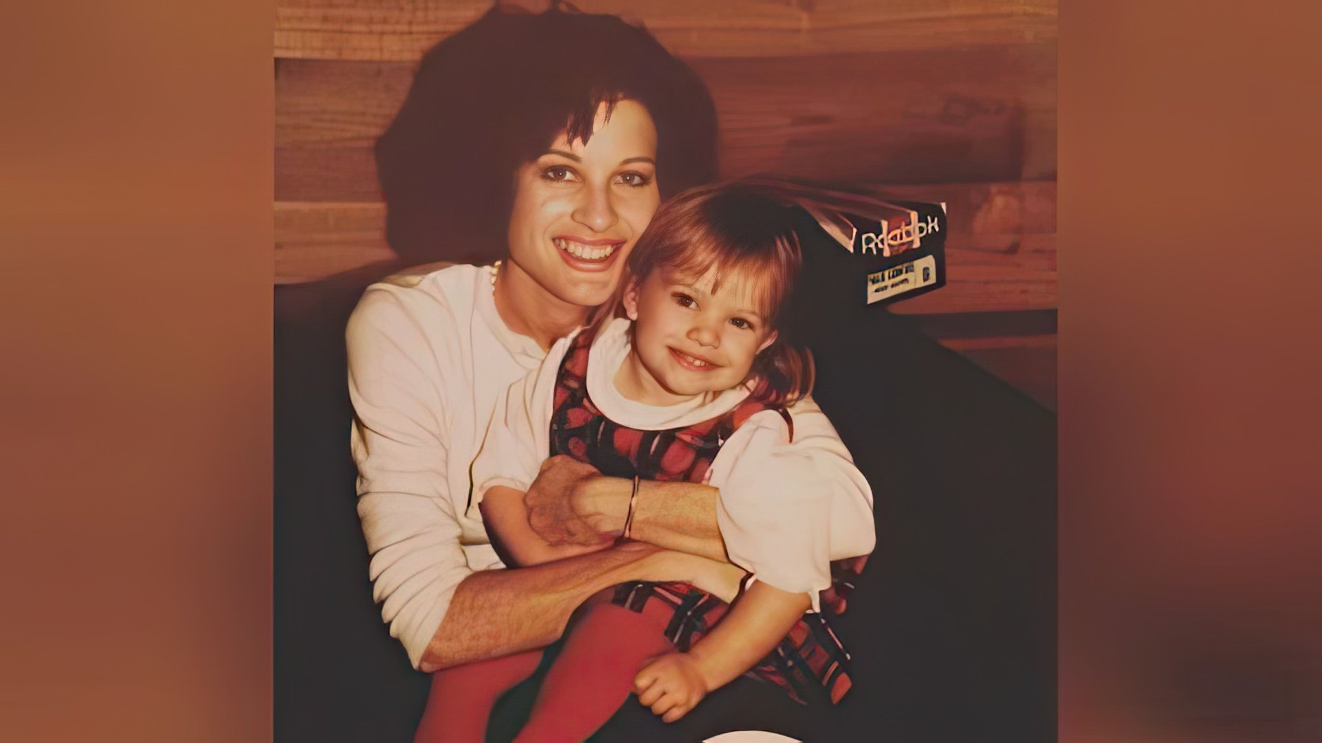 Little Elisabeth Moss with her mother