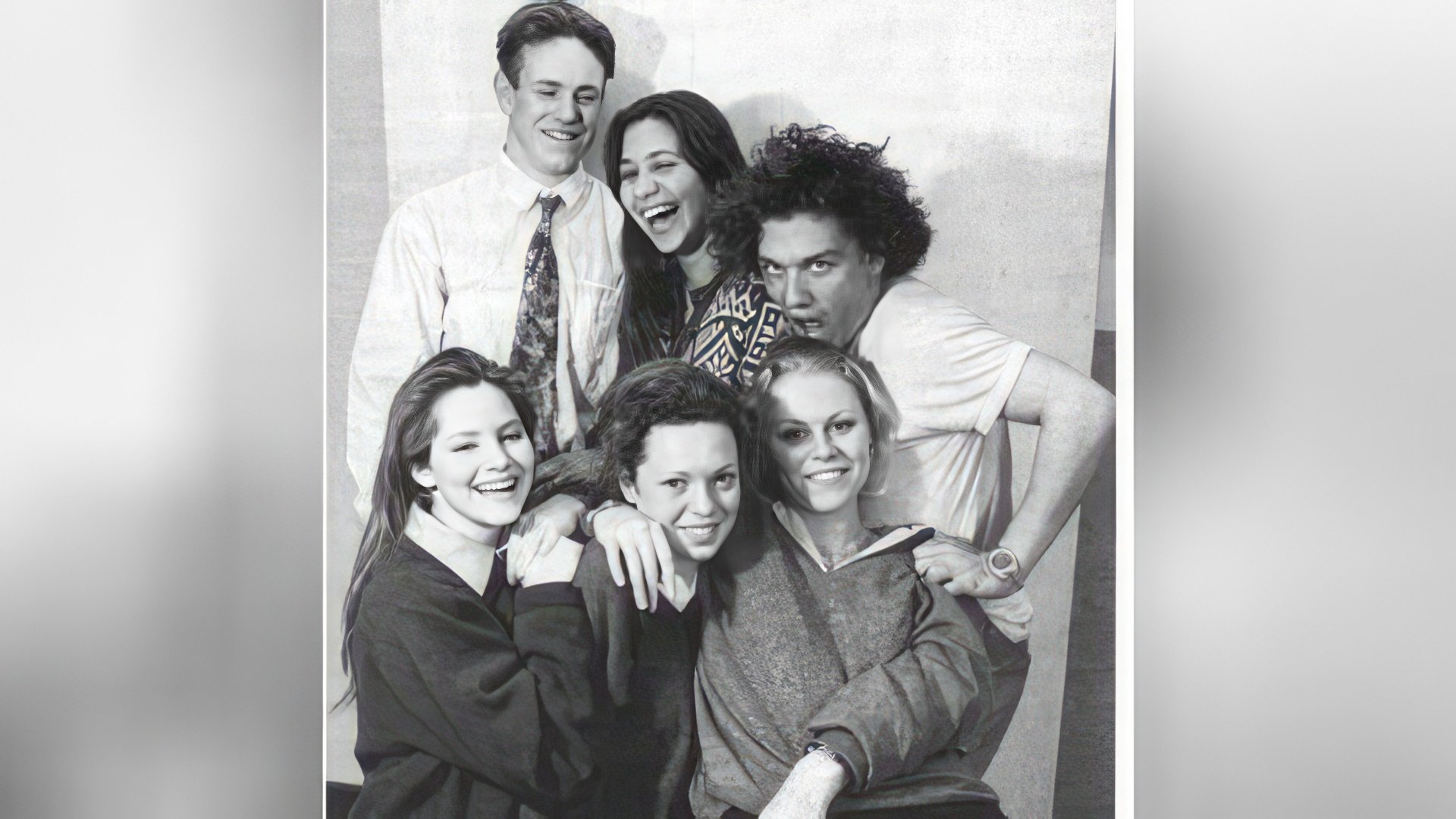 Olivia Colman (in the middle) with her classmates from Gresham’s (1992)