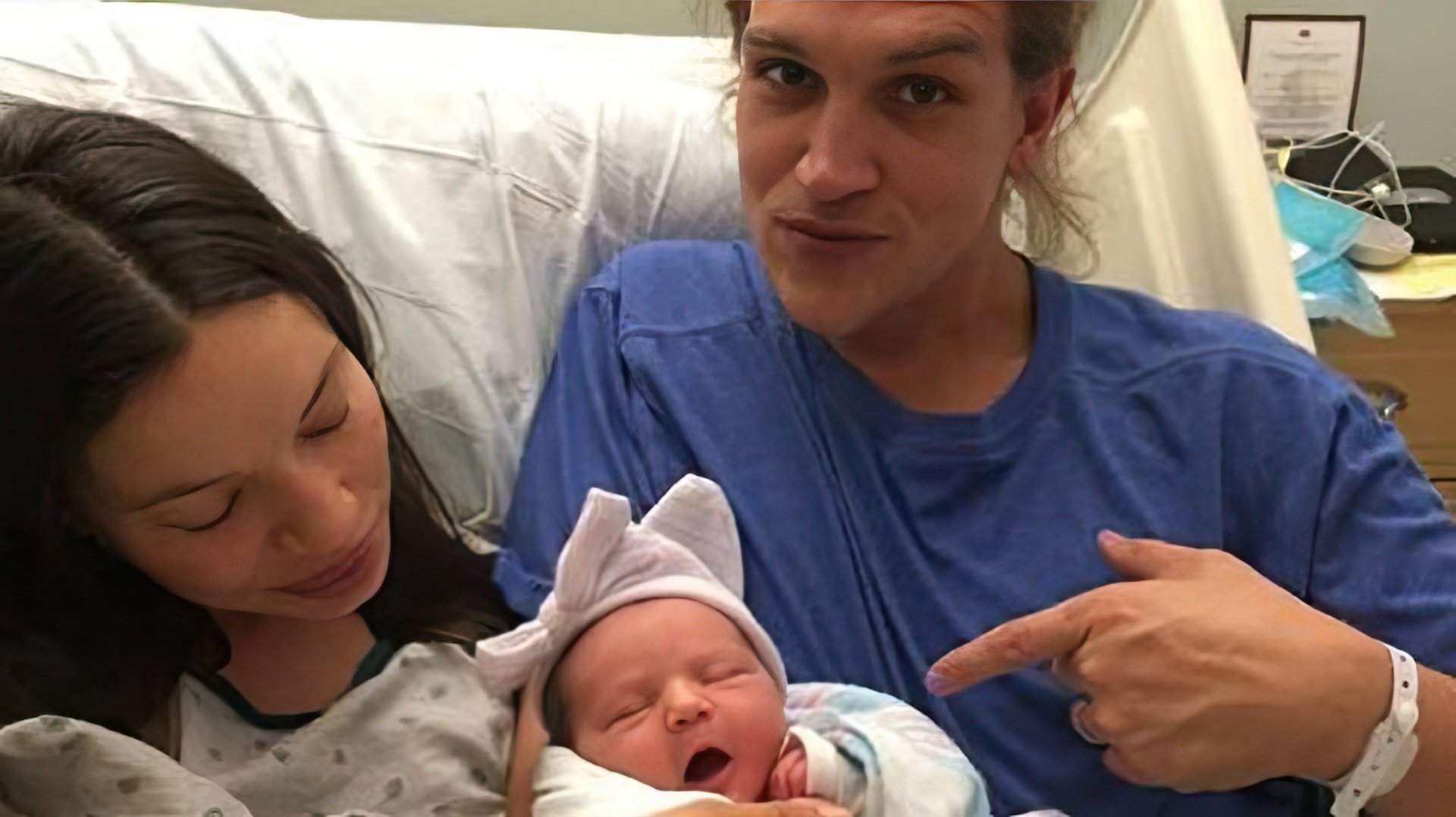 Jason Mewes with his wife and newborn daughter