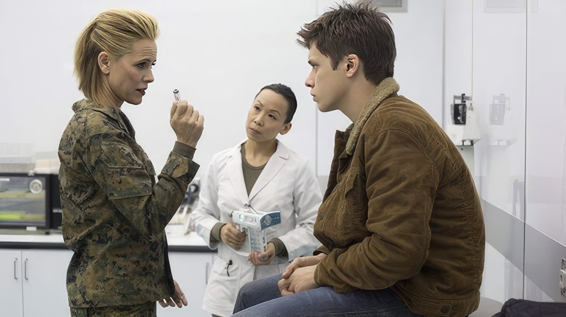 Maria Bello and Nick Robinson in The 5th Wave