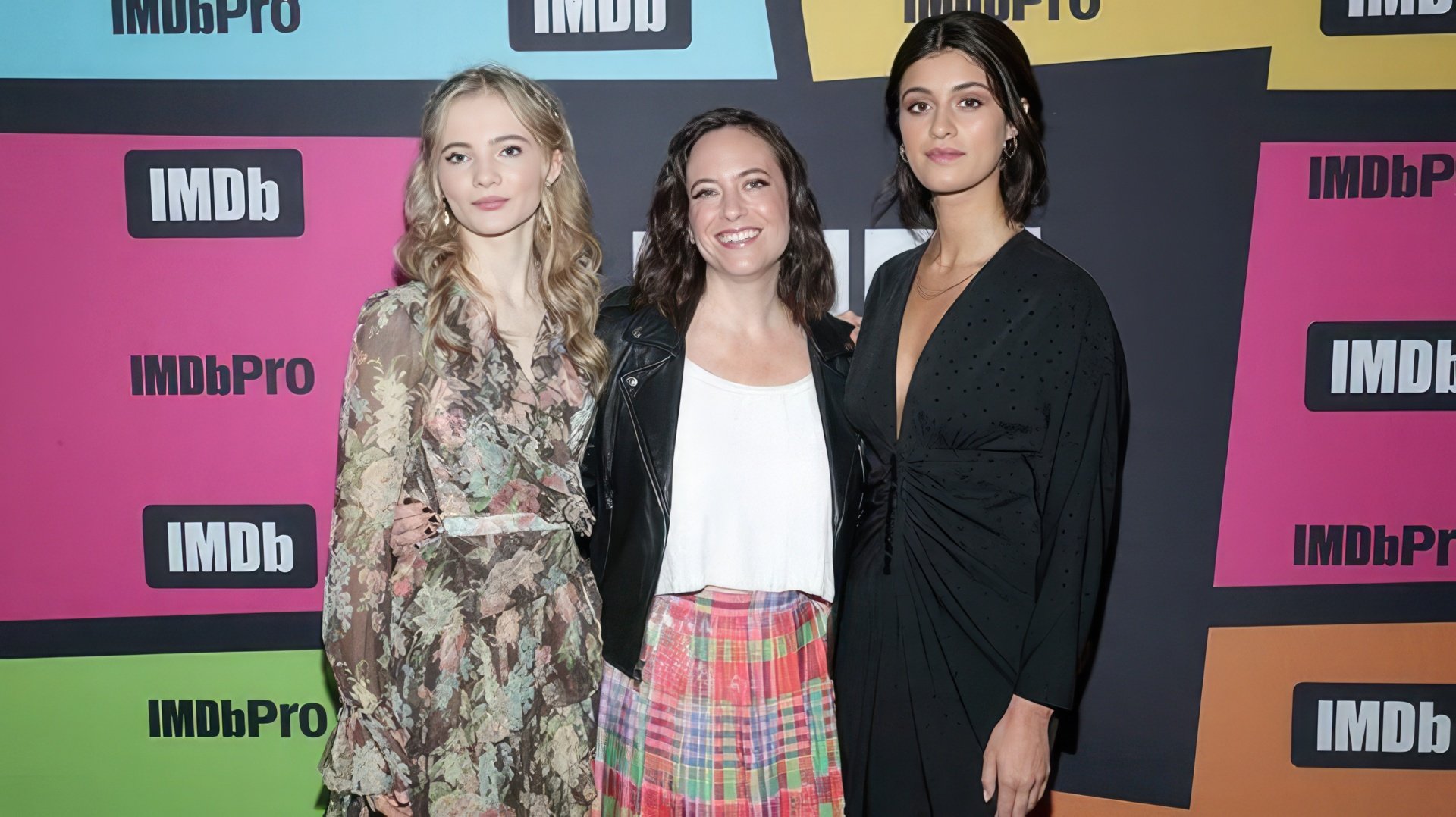 Freya Allan, Lauren Schmidt, and Anya Chalotra