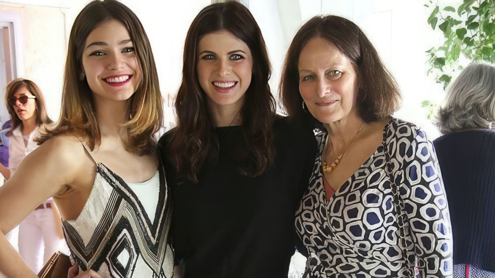 Alexandra Daddario with her mother and sister