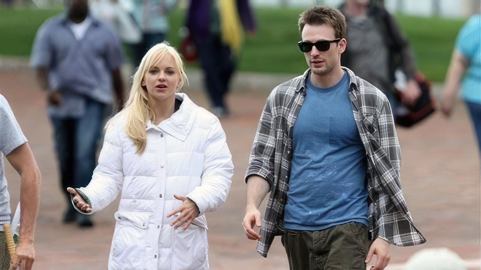 Anna Faris and Chris Evans in the movie 