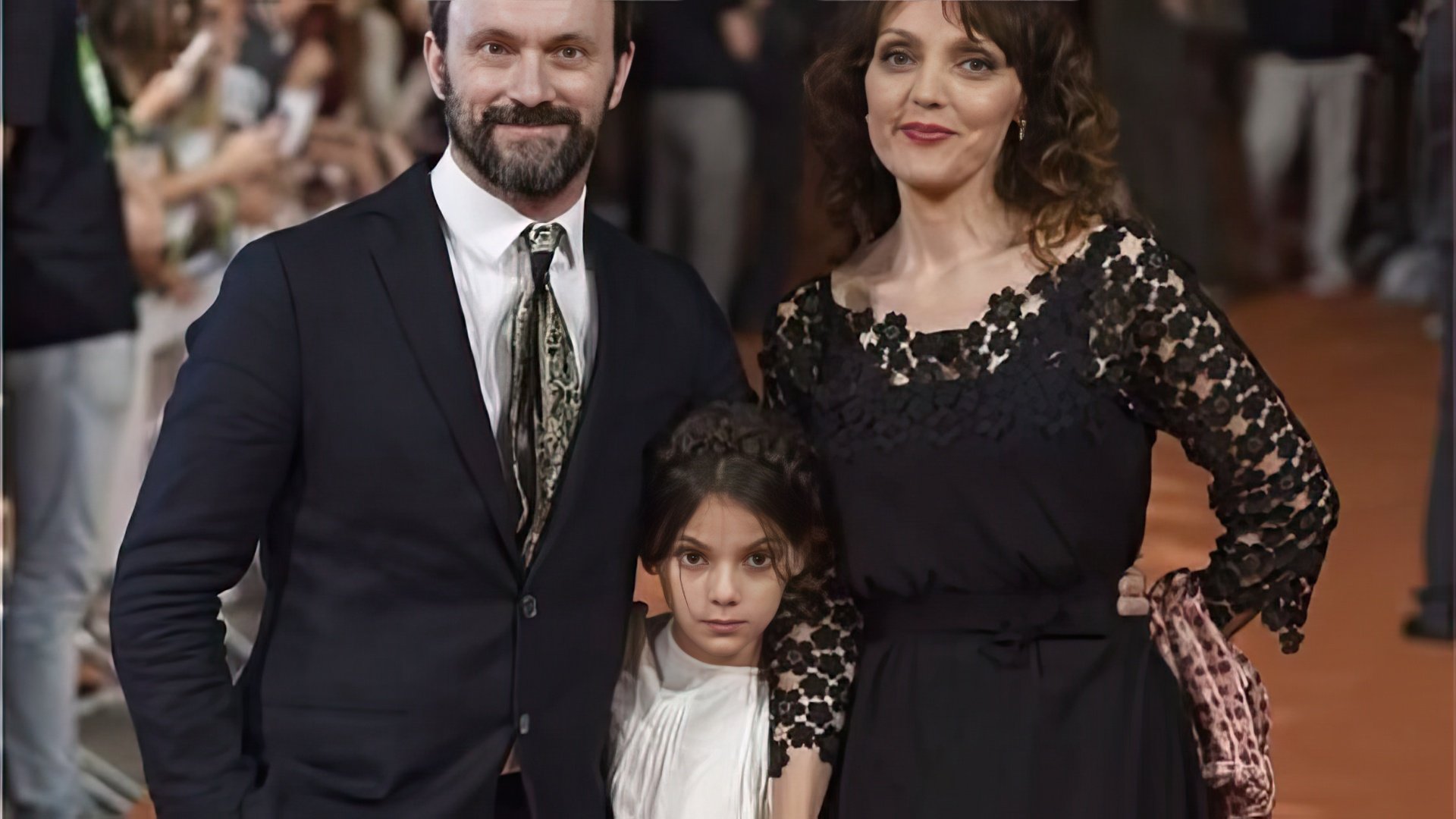 Dafne Keen with her parents