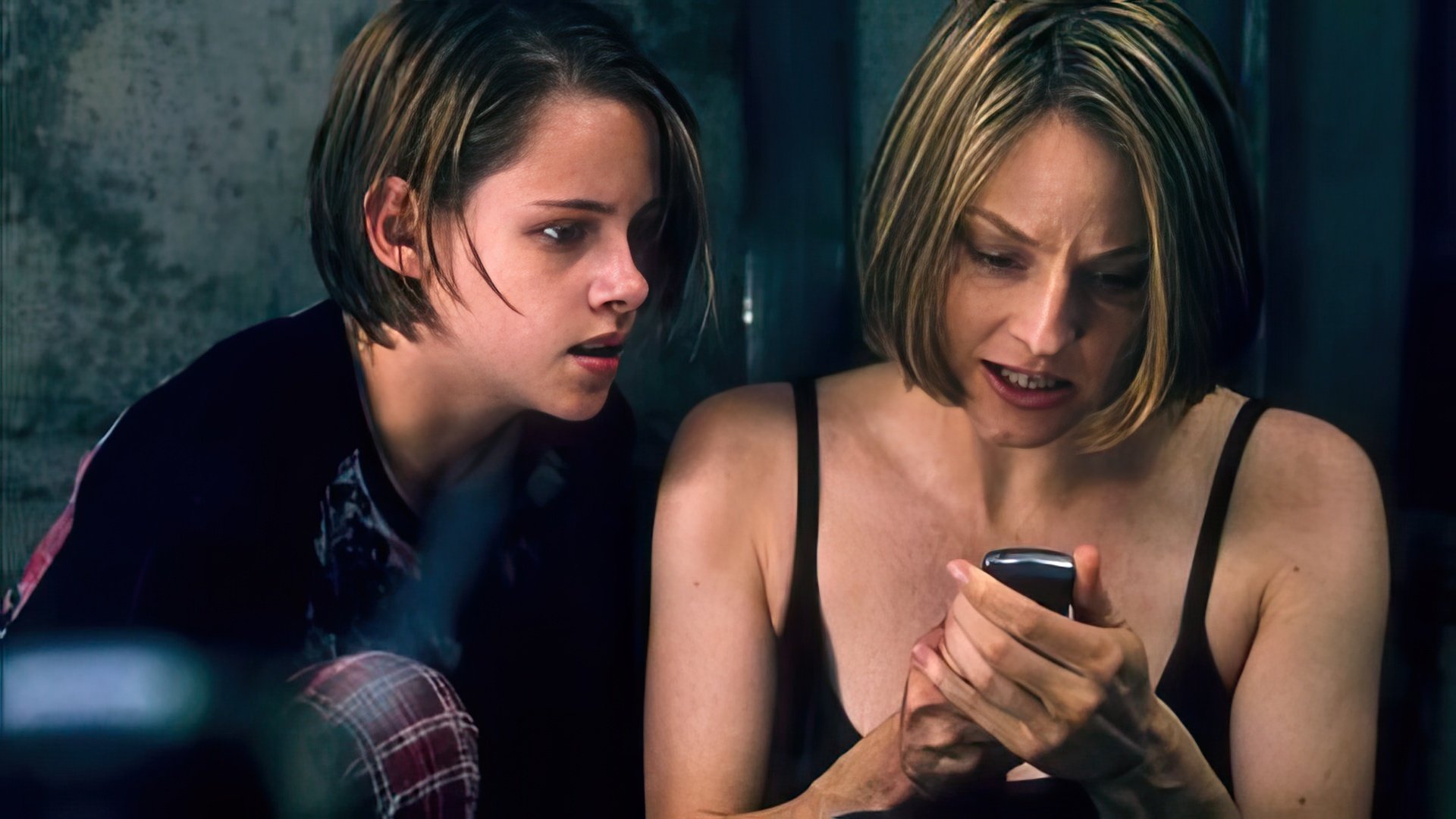 Kristen Stewart and Jodie Foster in the movie 