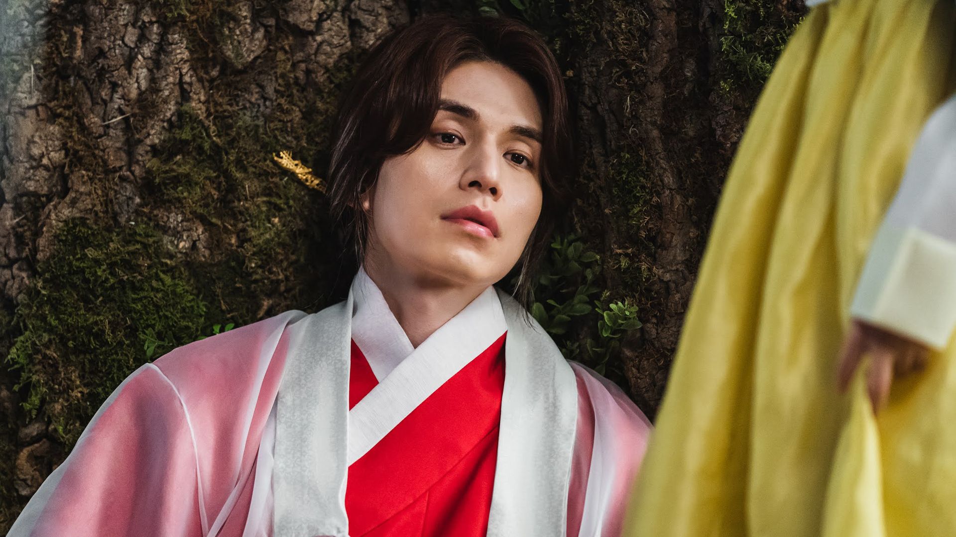 Lee Dong-wook in the series 'Tale of the Nine Tailed'