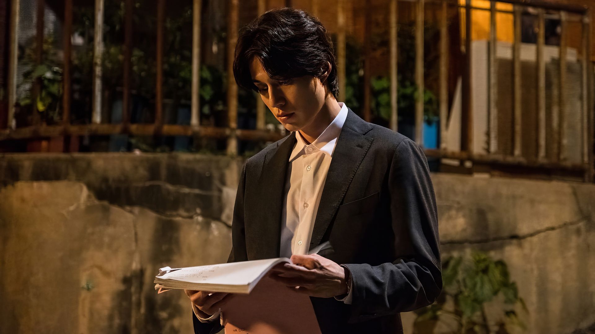 Lee Dong-wook in the series 'Strangers from Hell'